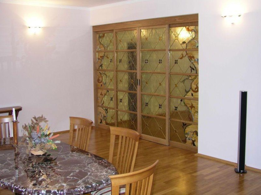 Перегородка для гостиной с цветным стеклом и декоративными вставками Бердск