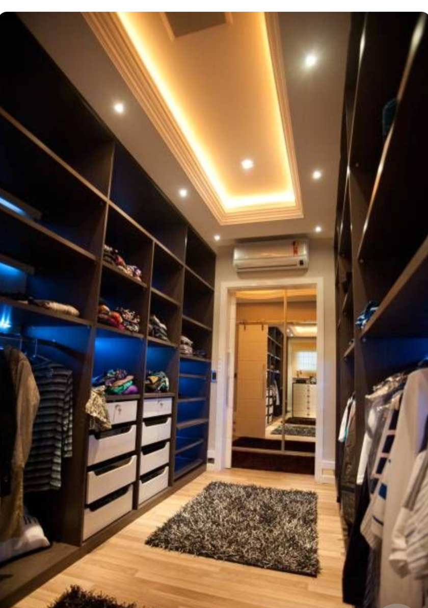 Большая открытая гардеробная комната с комбинированным наполнением Бердск