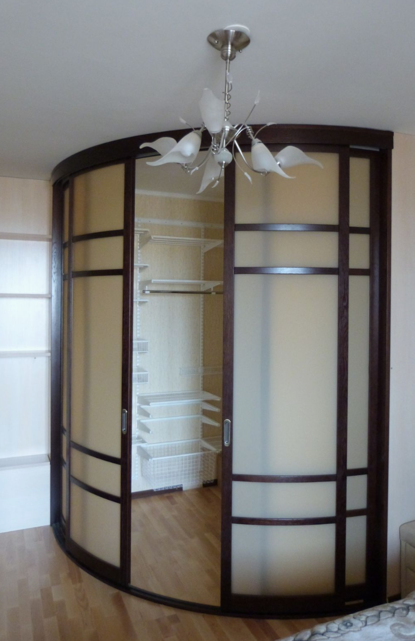 Радиусная полукруглая угловая гардеробная комната Бердск
