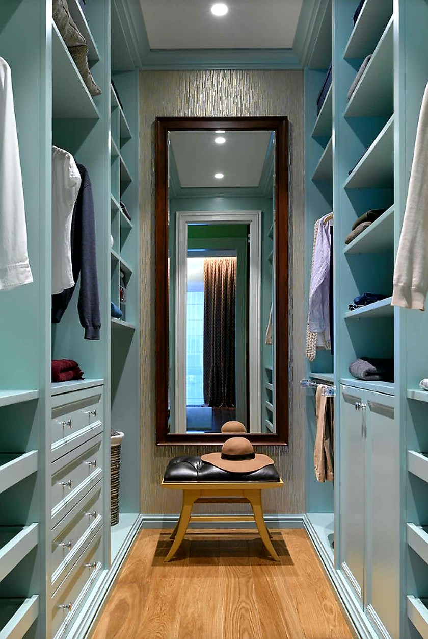 Параллельная гардеробная комната с большим зеркалом Бердск