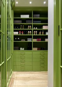 Г-образная гардеробная комната в зеленом цвете Бердск