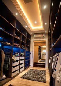 Большая открытая гардеробная комната с комбинированным наполнением Бердск
