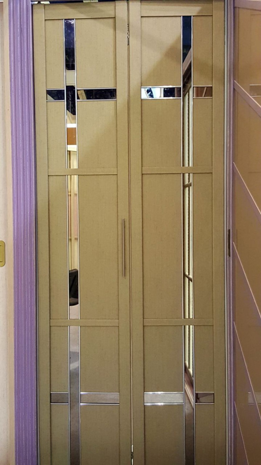 Двери гармошка шпонированные с зеркальным декором Бердск
