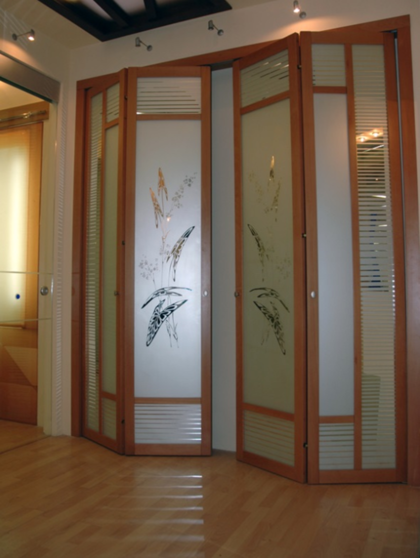 Широкие двери гармошка с матовым стеклом и рисунком Бердск